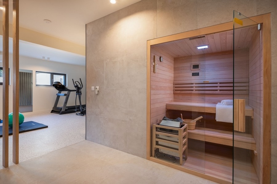 Egen bastuavdelning med glasfront