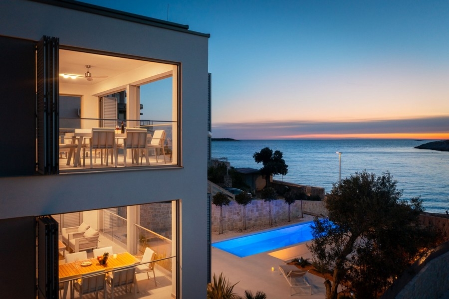 Villa med havsutsikt med pool i solnedgången