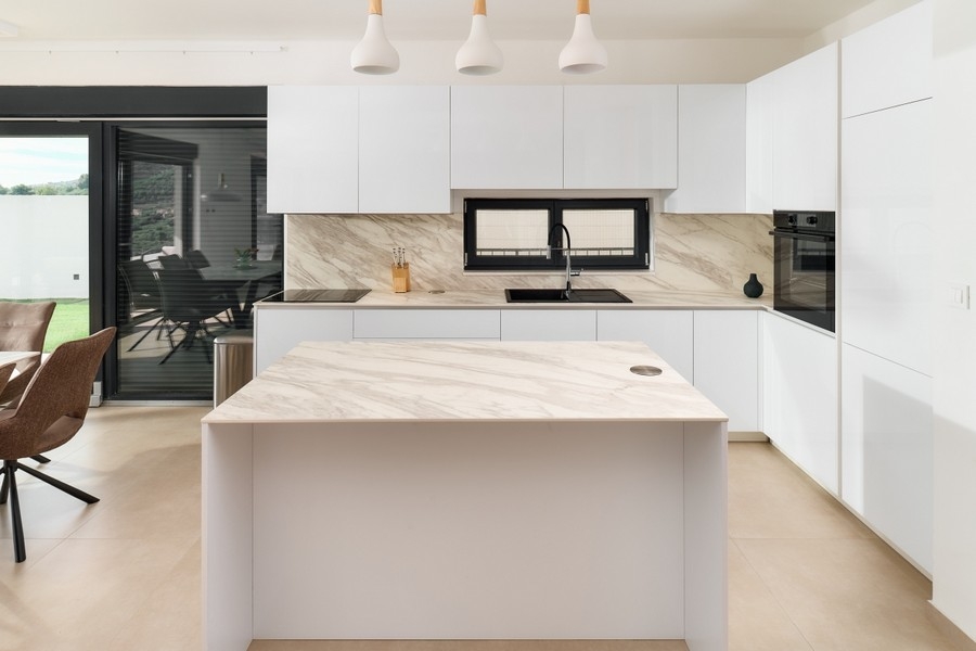 Ljust kök med kokö och högkvalitativ inredning