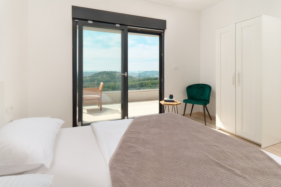 Sovrum med havsutsikt med modern inredning