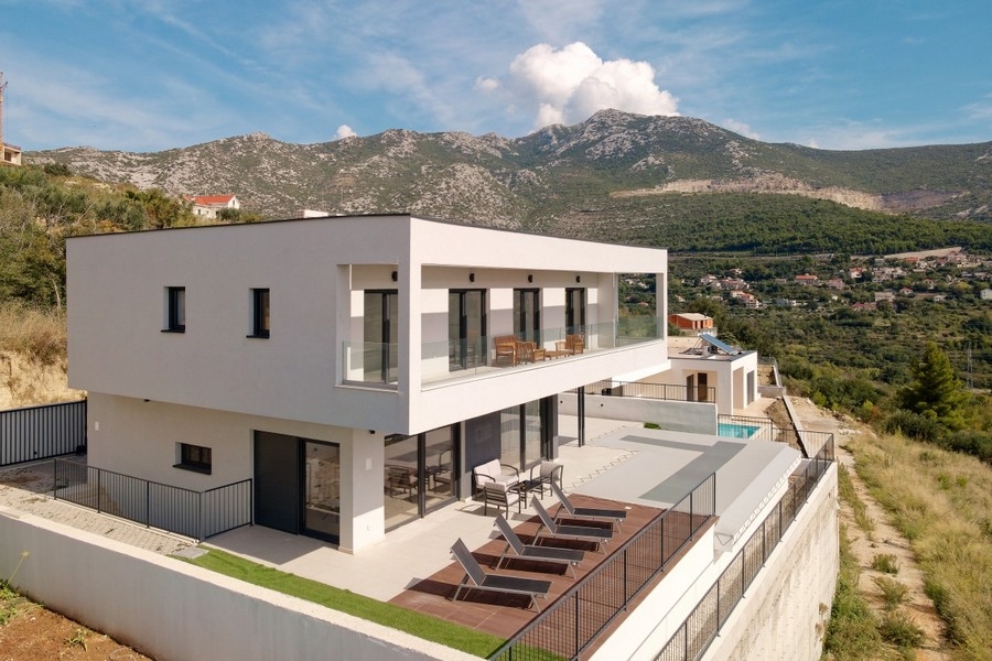 Modern villa med stor terrass och panoramautsikt i Kroatien