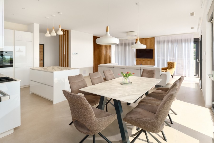 Vardagsrum med modern sittgrupp och utsikt över landskapet