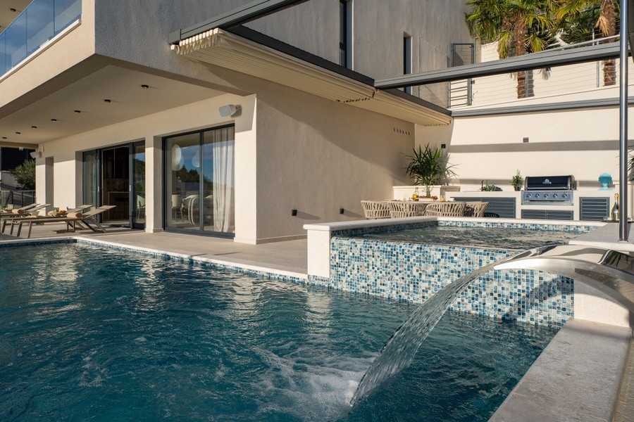 Modern villa med pool och vattenfall i Kroatien