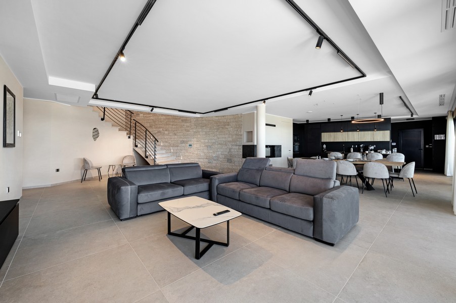 Rymligt vardagsrum och matplats med öppet kök