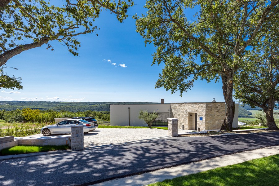 Entré med parkeringsplatser och naturstensfasad i lugnt läge