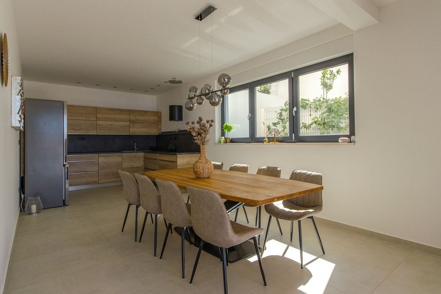 Matplats med stort träbord och modern belysning