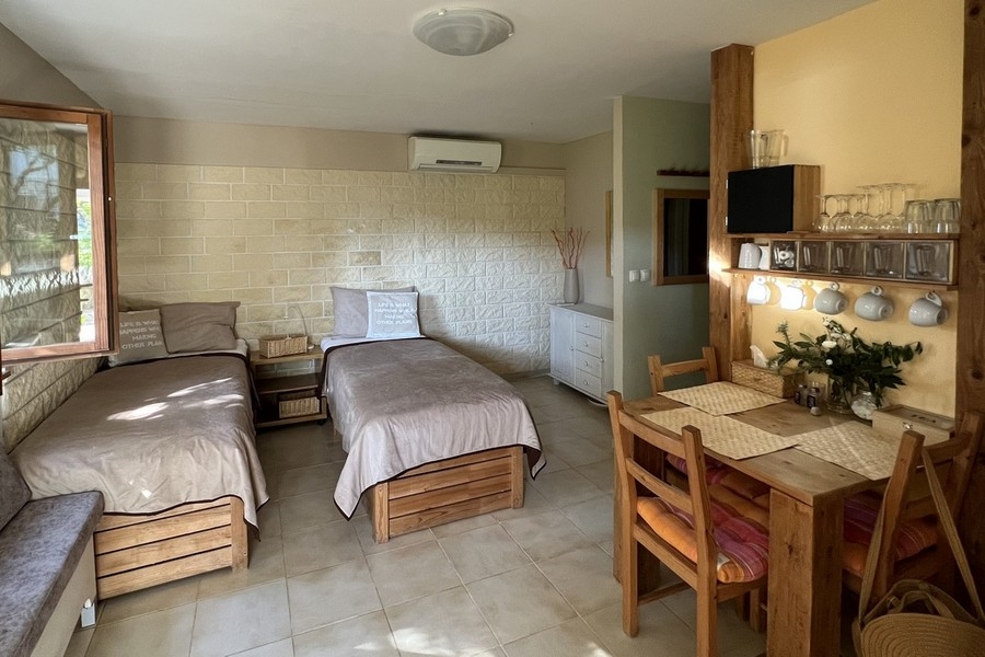 Sovrum med två enkelsängar och liten matplats