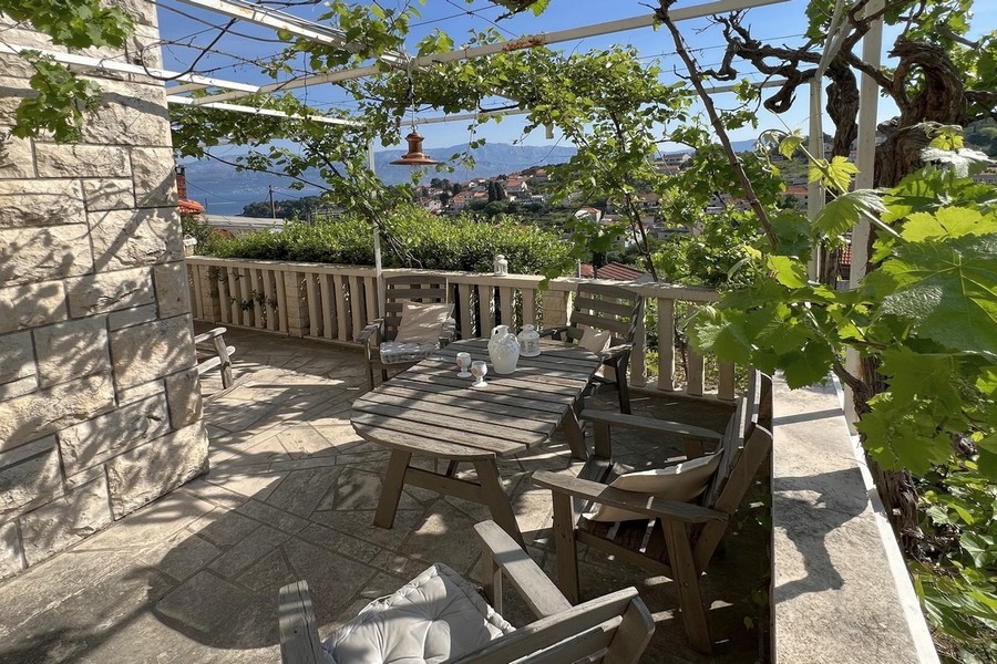 Havsutsikt från terrassen på fastighet H3819 på Brac i Kroatien.