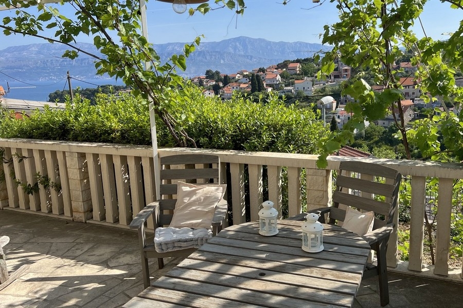 Terrass med sittgrupp och havsutsikt