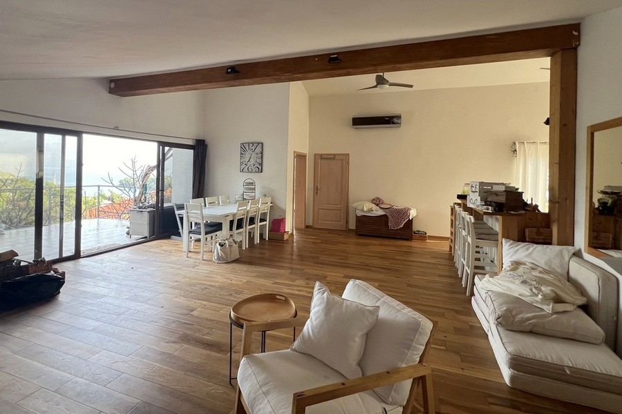 Rymligt vardagsrum med tillgång till terrassen och havsutsikt