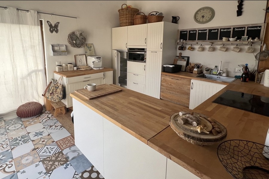 Modernt kök med kokö och träbänkskiva