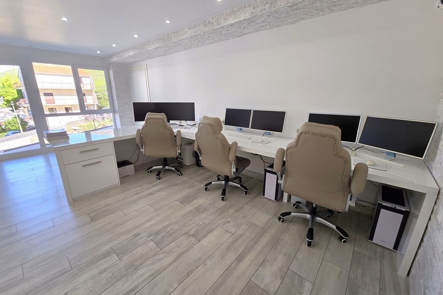 Kontor med flera arbetsplatser och ett stort fönster