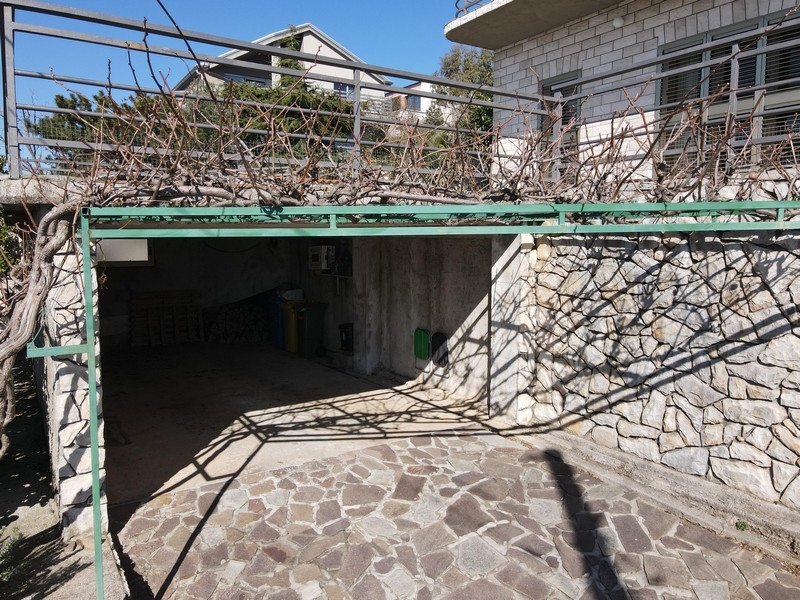 Täckt parkeringsplats på fastigheten