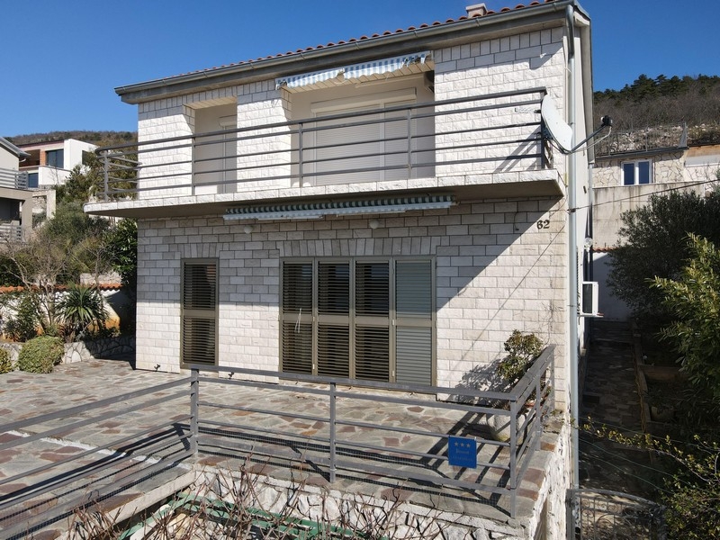 Husfasad med balkong och terrass