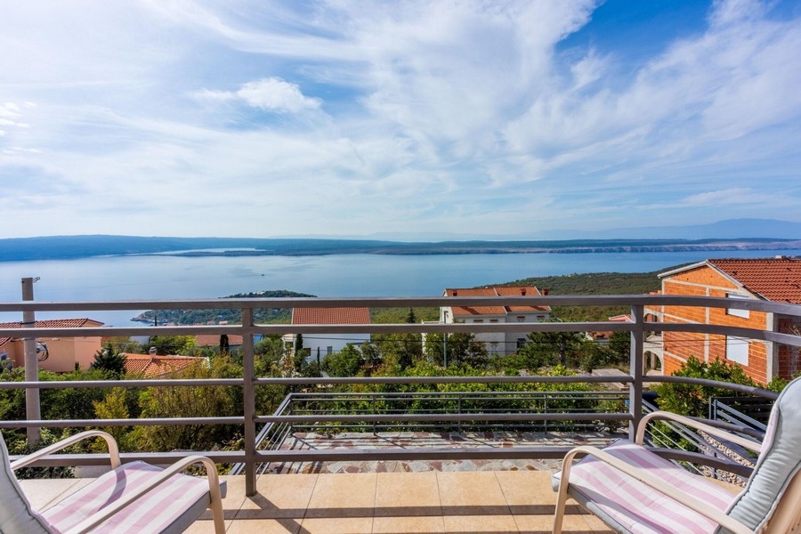 Havsutsikt från terrassen på hus H3821 nära Crikvenica i Kroatien.