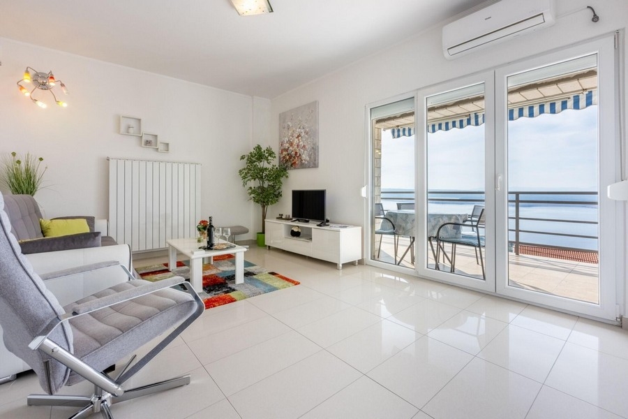 Vardagsrum med tillgång till balkong och havsutsikt