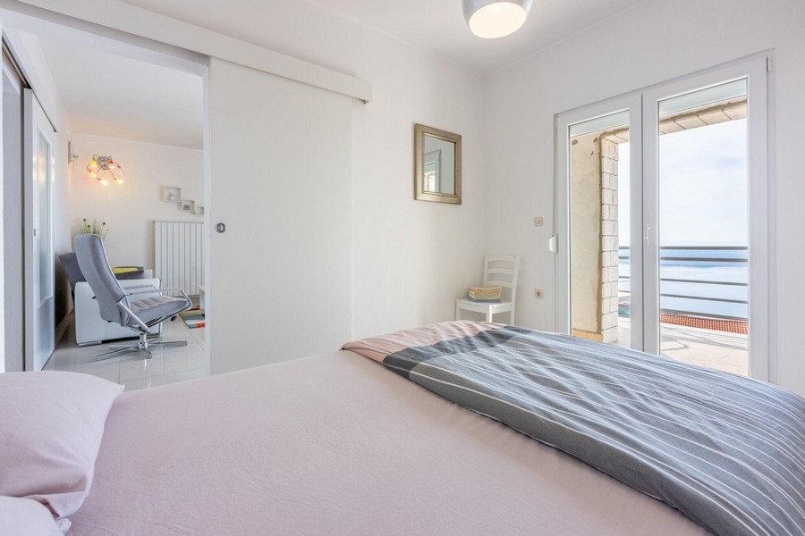 Sovrum med balkong och havsutsikt