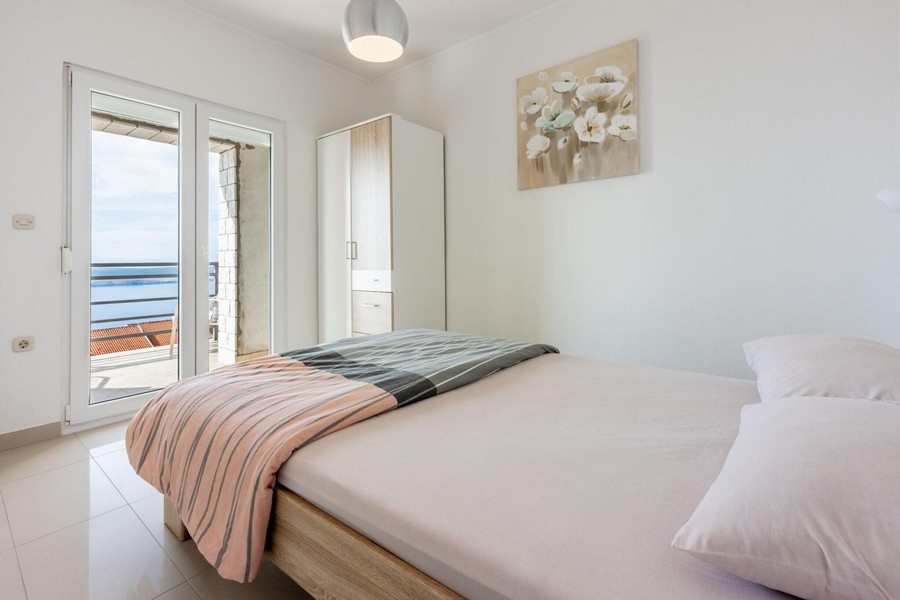 Sovrum med dubbelsäng och utgång till balkong