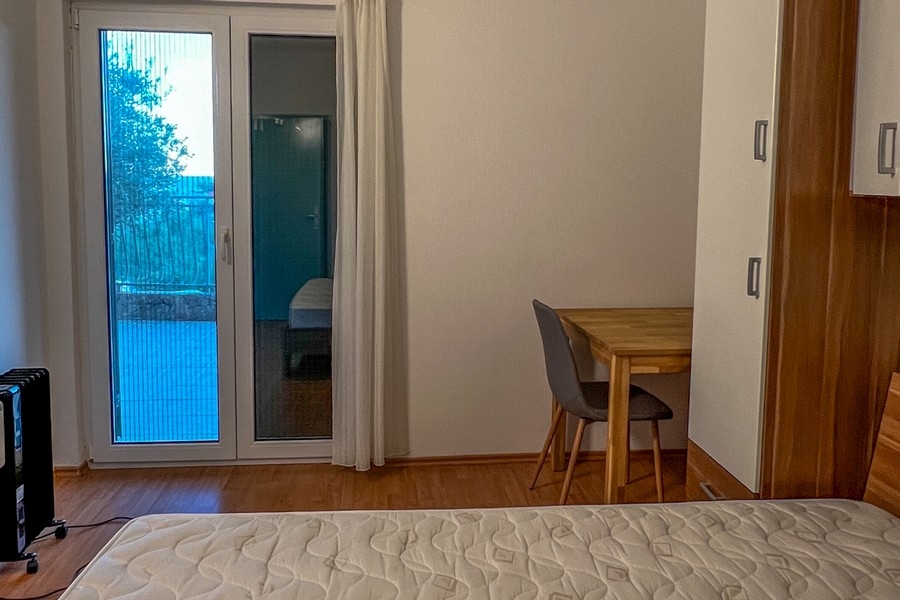 Sovrum med balkong och skrivbord