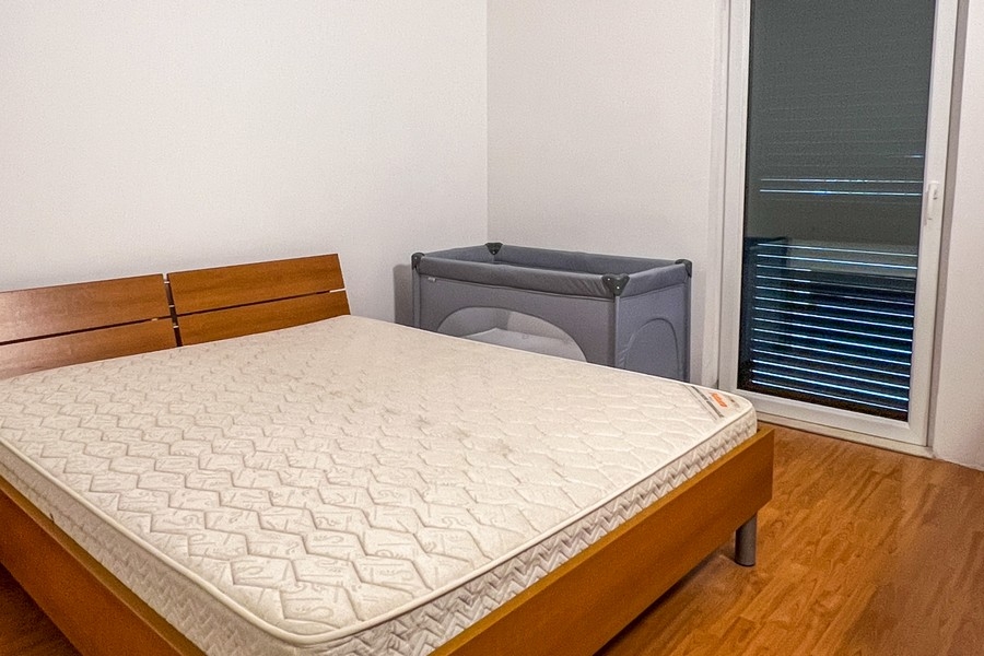 Sovrum med dubbelsäng och tillgång till balkong