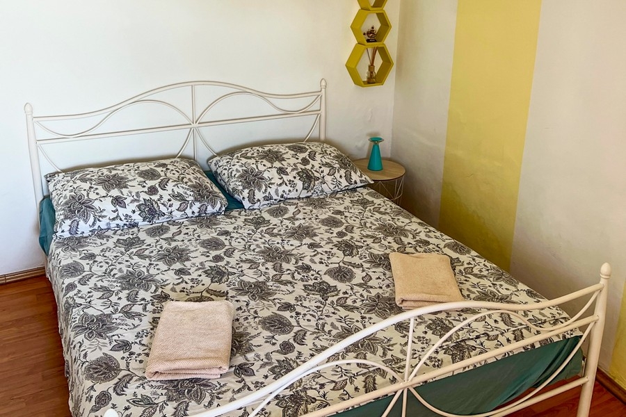 Sovrum med metallsäng och sängbord