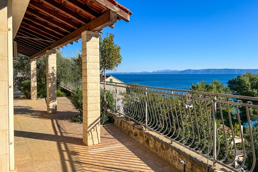 Terrass till hus H3823, som är till salu på ön Brac.