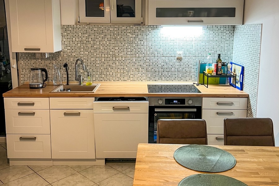 Modernt utrustat kök med spis och diskho