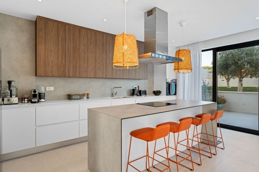 Modernt kök med kokö och högkvalitativa inbyggda vitvaror