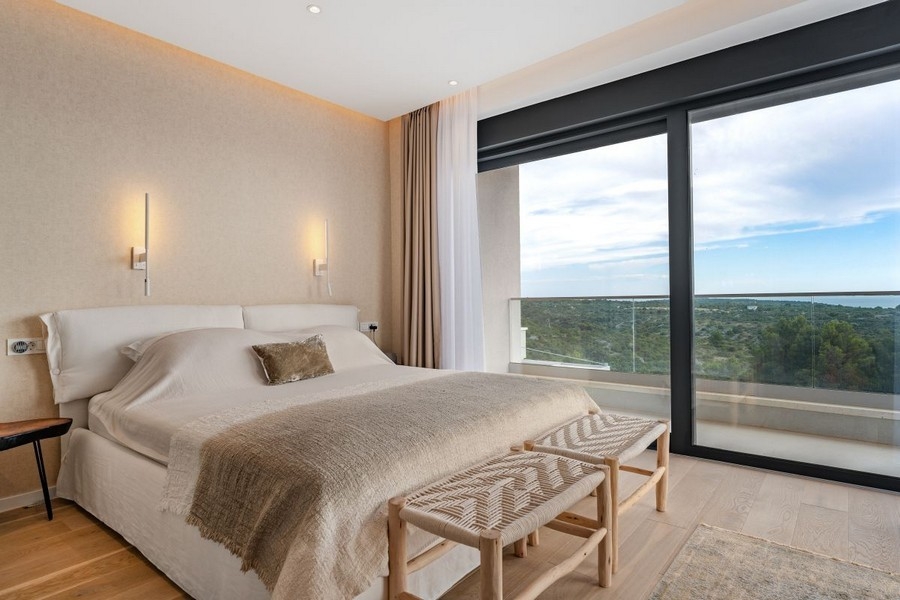 Sovrum med balkong och vacker utsikt över landskapet och havet