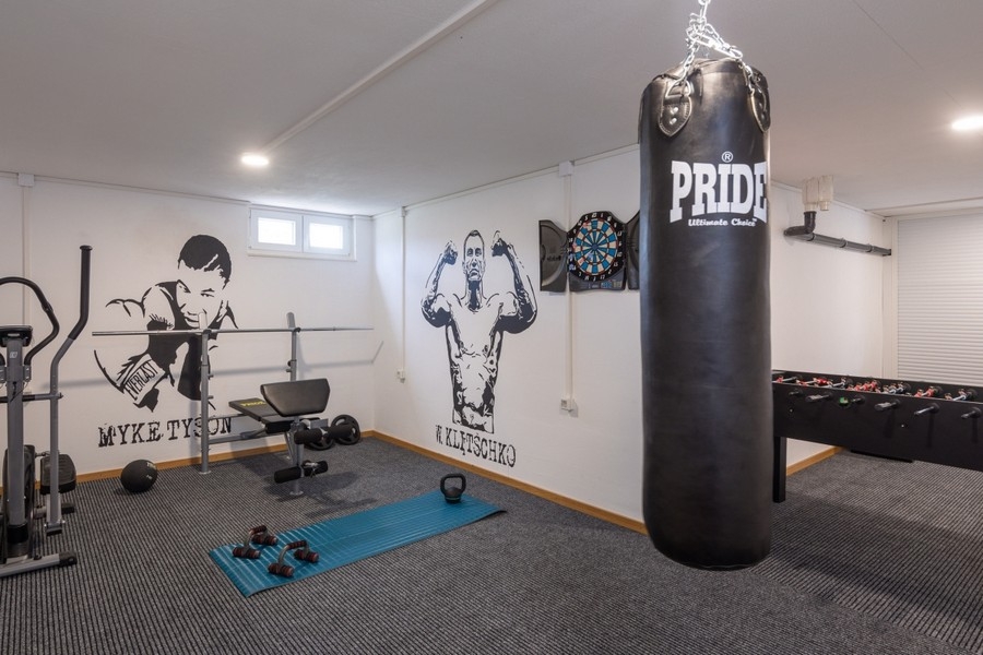 Fitness- och hobbyrum med boxningssäck och träningsutrustning