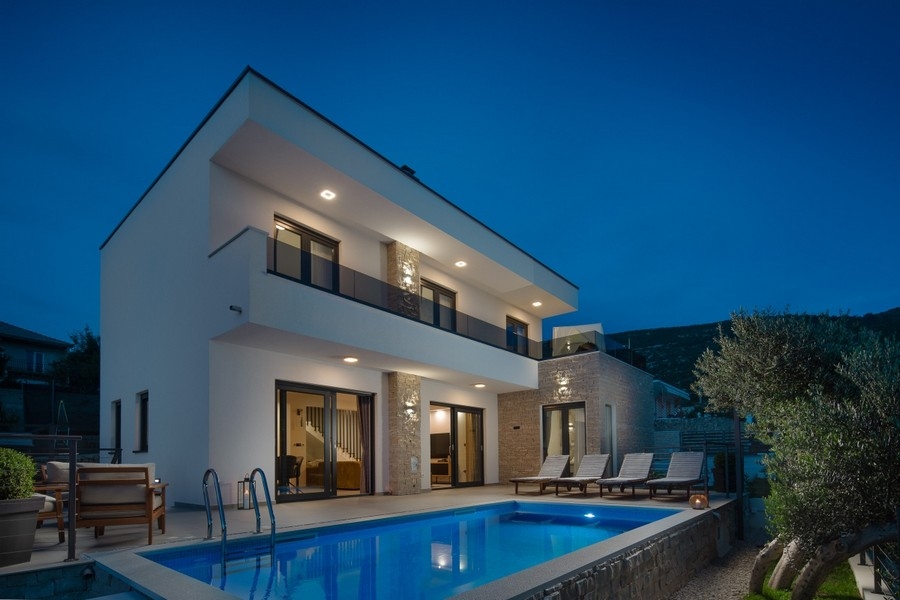 Modern villa med pool till salu i Dalmatien nära Split.