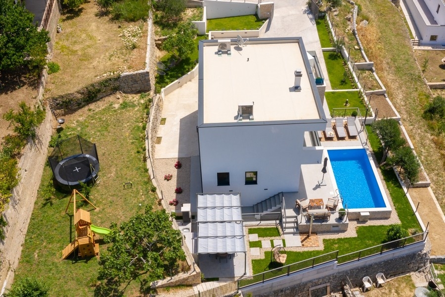 Flygfoto över modern villa med pool och trädgård i Dalmatien
