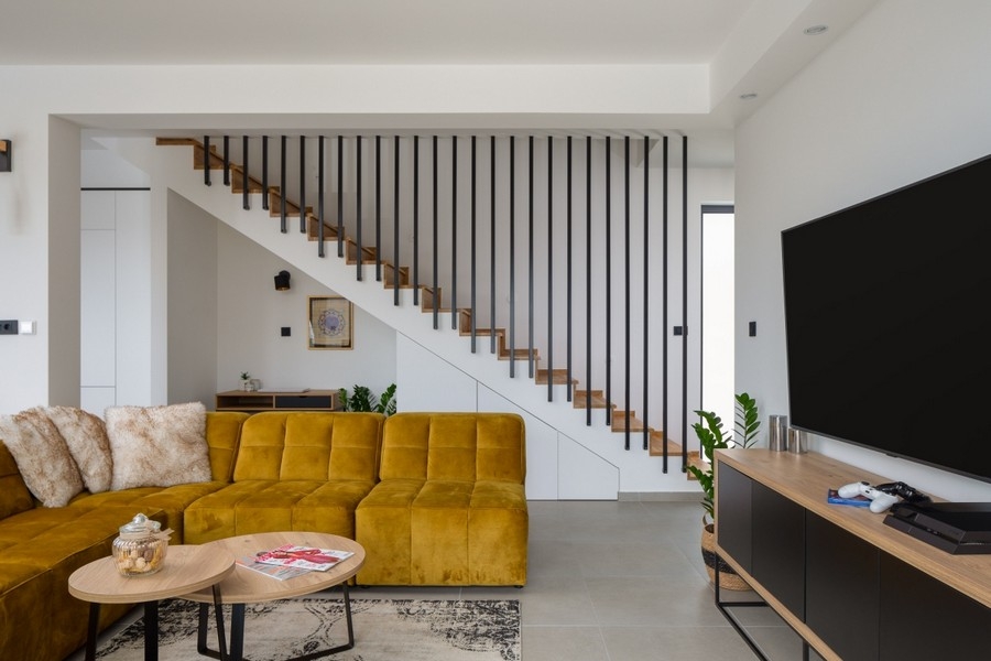 Modernt vardagsrum med trappor och TV-rum