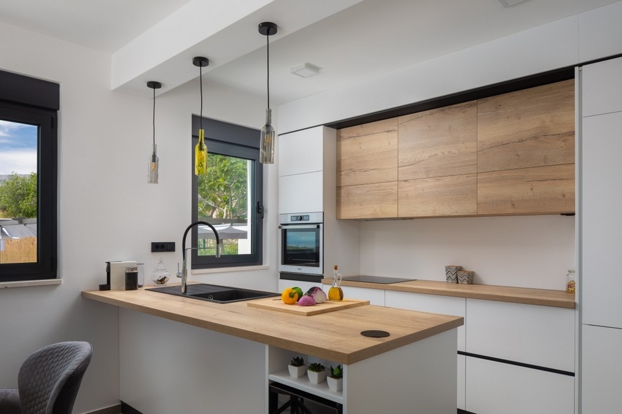 Modernt kök med kokö i villa nära Split