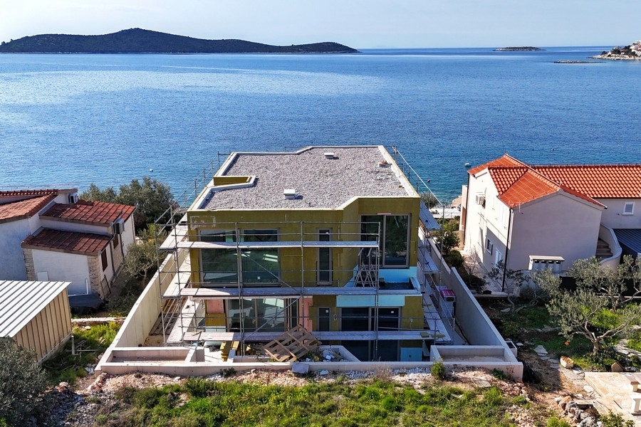 Högt skal av villa H3826 direkt vid havet i Kroatien - fastighetsmäklare: Panorama Scouting.