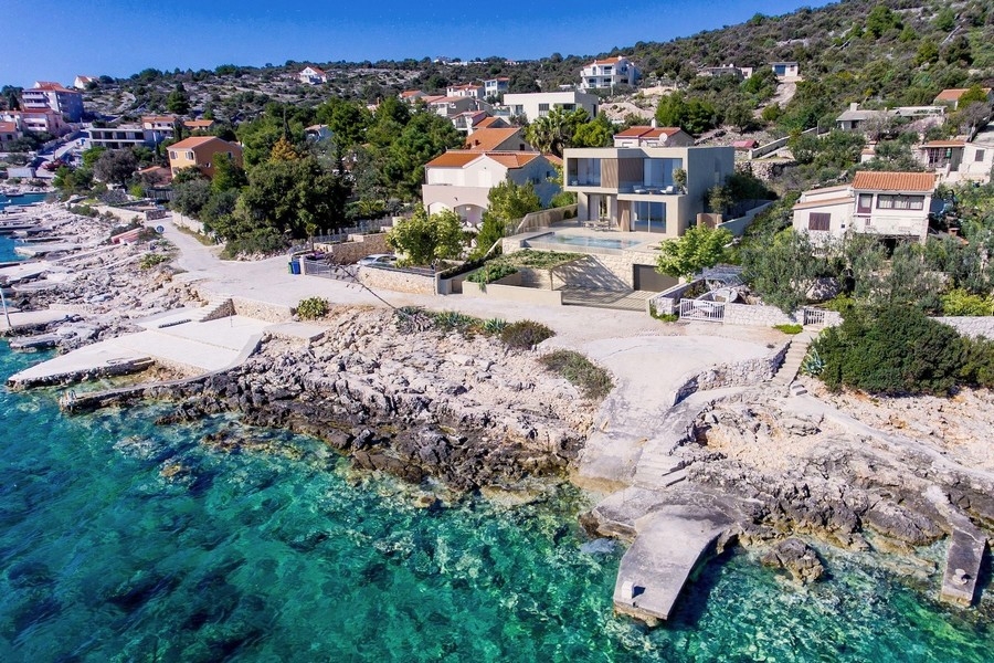 Villa i första raden till havet med utsikt över kusten nära Rogoznica