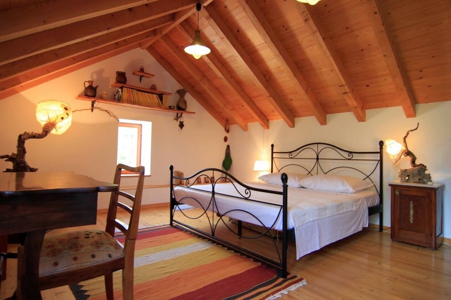 Sovrum på vinden i hus H3828 i Kroatien.