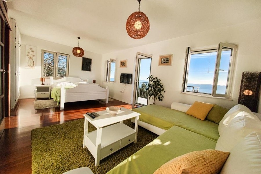 Sovrum med havsutsikt och tillgång till balkong