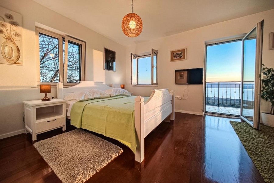 Sovrum med säng och havsutsikt