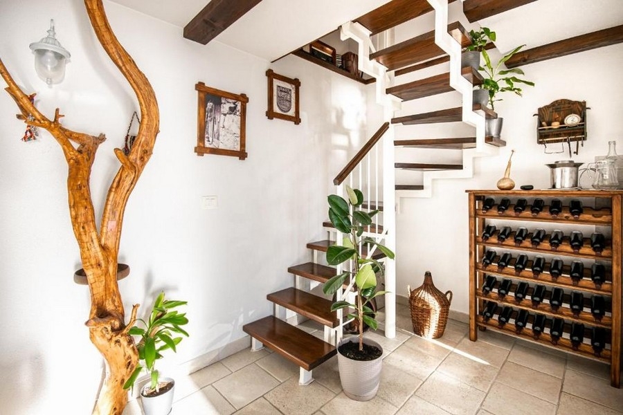 Trappa i vardagsrummet med trätrappa