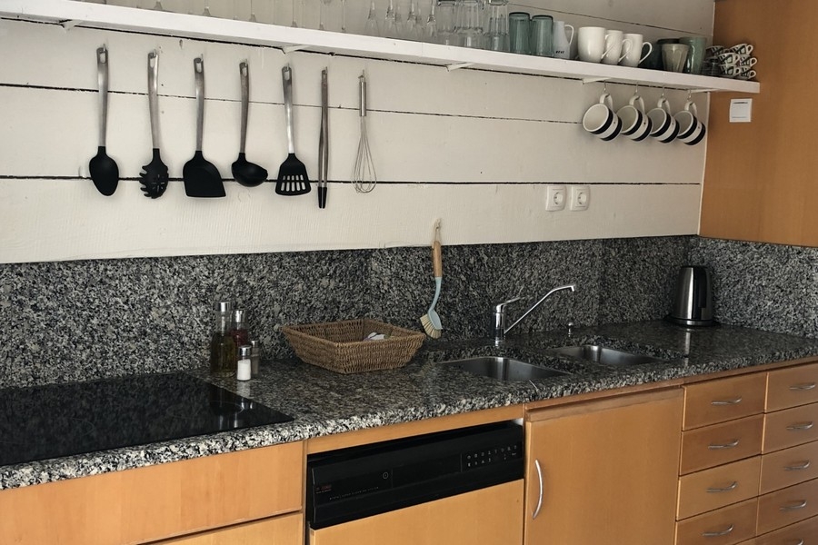 Kök med bänkskivor i granit och träfronter