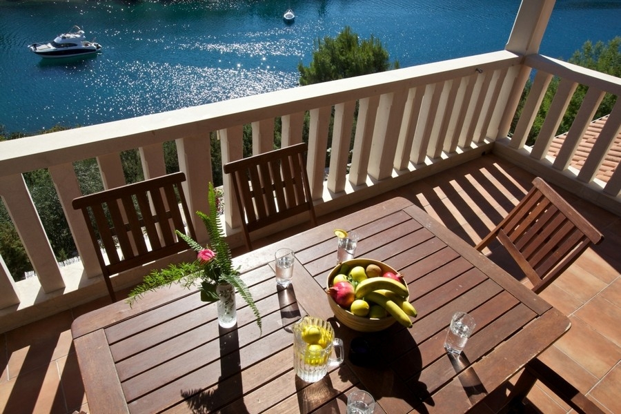 Terrass med bord och havsutsikt över bukten