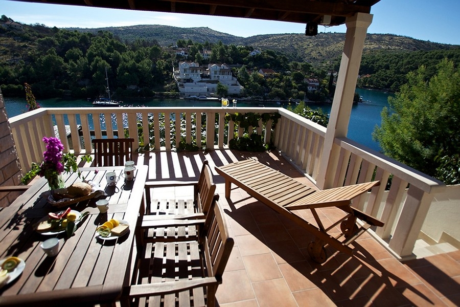 Stor terrass med sittgrupp och utsikt över bukten