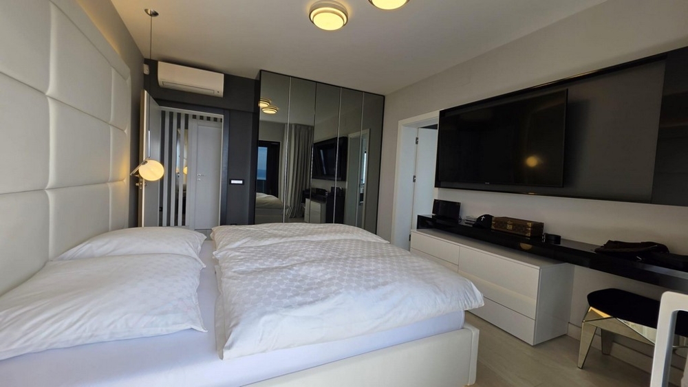 Sovrum med havsutsikt och tillgång till terrassen