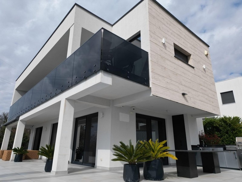 Framifrån av villa H3833 - till salu nära Crikvenica i Kroatien