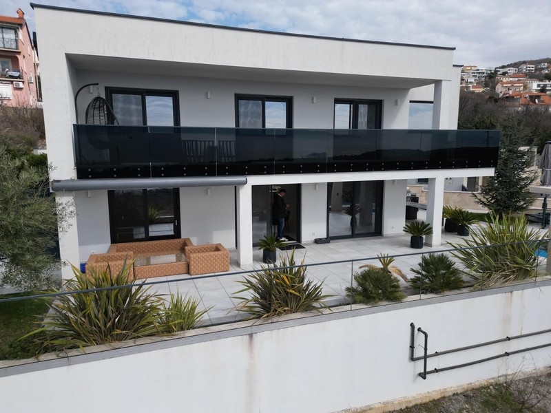 Modern villa H3833 med pool och havsutsikt i Crikvenica