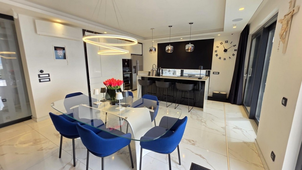 Matplats med glasbord och modernt kök