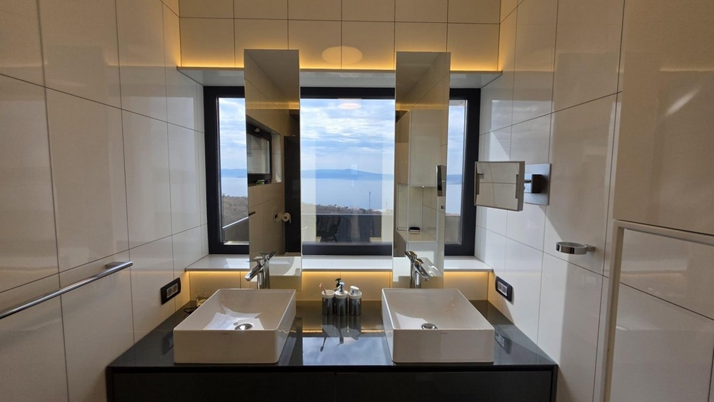 Badrum med dubbla handfat och havsutsikt
