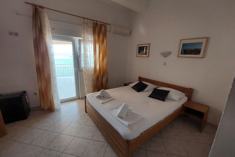 Hotellrum med balkong och havsutsikt