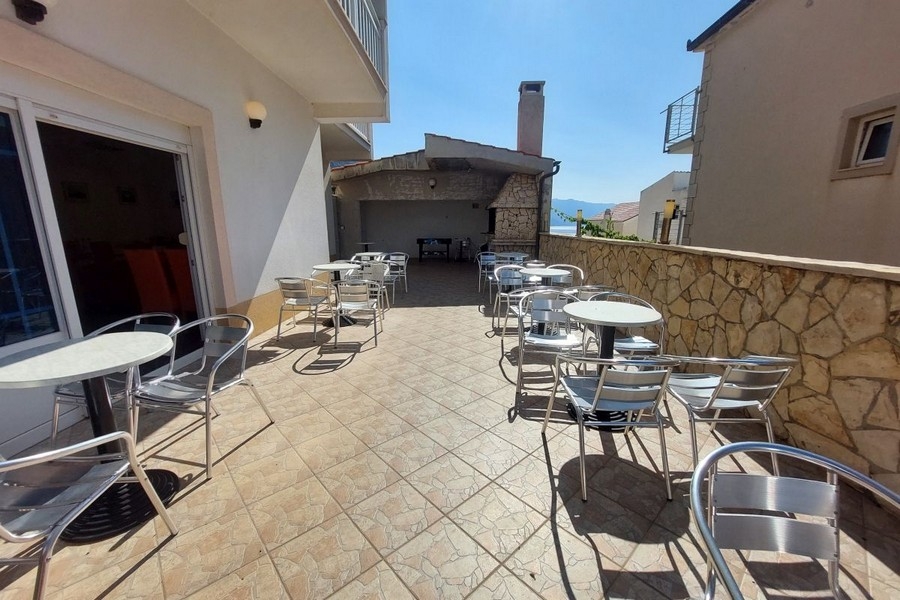 Restaurangterrass med sittplatser